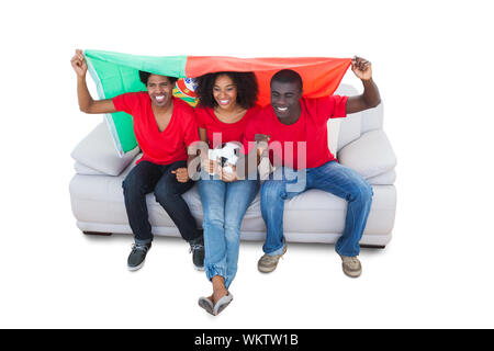 Portugal Fußball-Fans in Rot auf dem Sofa auf weißem Hintergrund Stockfoto