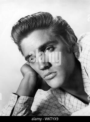 ELVIS PRESLEY Portrait als Clint Reno in LOVE ME TENDER Direktor Robert 1956 D. Webb Twentieth Century Fox Stockfoto