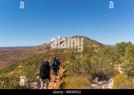 Eine Gruppe von Wanderern auf dem Weg zum Gipfel des Mount Sonder nur außerhalb von Alice Springs, West MacDonnel National Park, Australien Stockfoto