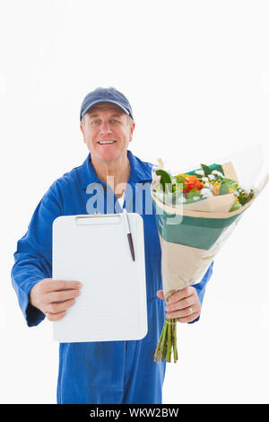 Happy Flower Delivery Man, die Zwischenablage auf weißem Hintergrund Stockfoto