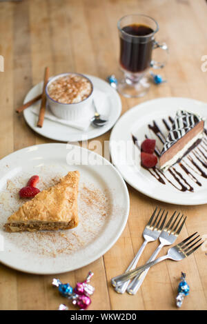 Restaurant Desserts auf hölzernen Tisch mit Kaffee Stockfoto