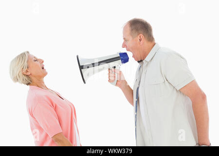 Mann schreit zu seinem Partner durch Megafon auf weißem Hintergrund Stockfoto