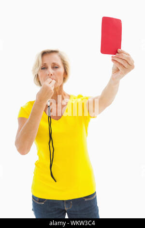 Reife Blondine zeigt rote Karte in die Kamera auf weißem Hintergrund Stockfoto