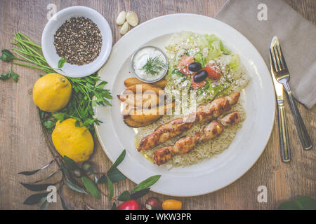 Griechische gegrillte Fleischspieße mit Reis auf weiße Platten Stockfoto