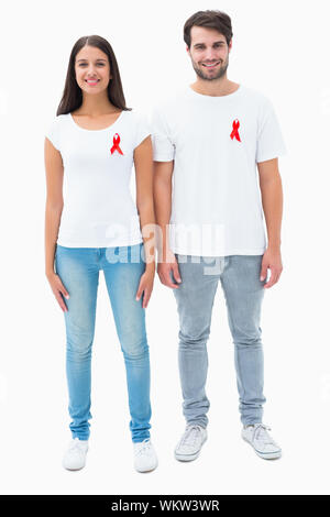 Attraktive junge Paar tragen aids awareness Bänder auf weißem Hintergrund Stockfoto