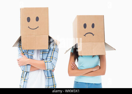 Junges Paar Tragen trauriges Gesicht Boxen über Kopf auf weißem Hintergrund Stockfoto