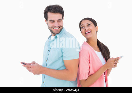 Glückliches Paar Senden von SMS-Nachrichten auf weißem Hintergrund Stockfoto