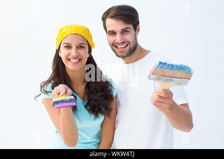 Glückliches junges paar Malerei zusammen auf weißem Hintergrund Stockfoto