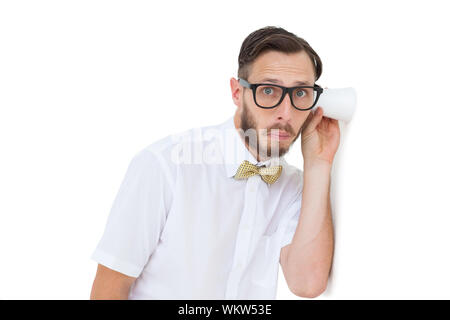 Geeky Geschäftsmann Abhören mit Cup auf weißem Hintergrund Stockfoto