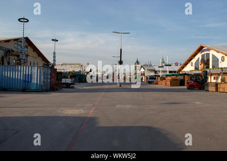 München, Deutschland - 06. September 2018: Aufbau der Fahrgeschäfte und beertents auf dem größten Volksfest der Welt - das Oktoberfest Stockfoto