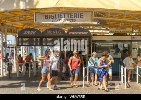 Insel Capri, Italien - AUGUST 2019: Leute aus der Eingang zum Ticket Office und Fährhafen auf der Insel Capri kommen Stockfoto
