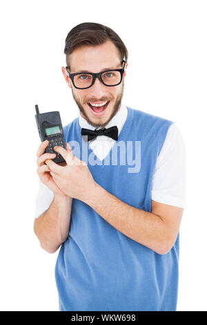 Geeky hipster Holding ein retro Handy auf weißem Hintergrund Stockfoto