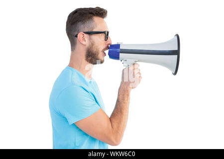 Stattliche hipster im Gespräch durch Megafon auf weißem Hintergrund Stockfoto