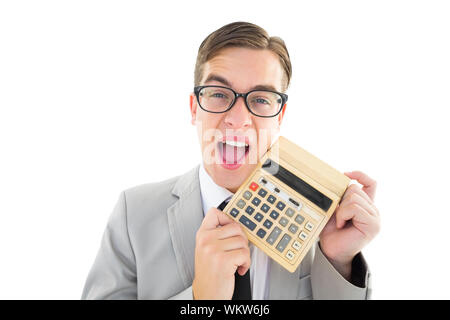 Geeky Lächeln, Geschäftsmann, Taschenrechner auf weißem Hintergrund Stockfoto