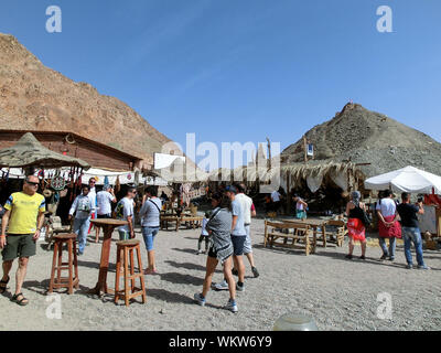 Sharm El Sheikh, Ägypten - 2012 März 14: Souvenirshop in der Wüste Sinai auf dem Weg nach Dahab Stockfoto