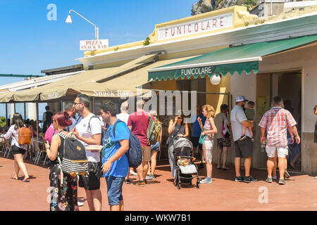 Insel Capri, Italien - AUGUST 2019: Menschen außerhalb der Seilbahnstation in der Stadt von Capri. Stockfoto