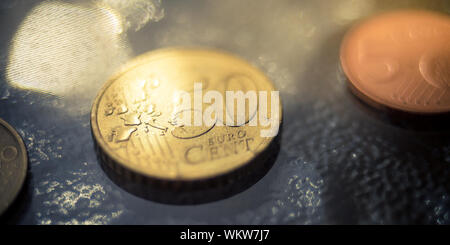 Glänzend 50 Cent Euro Münze closeup auf einen Glastisch. Stockfoto