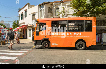 Insel Capri, Italien - AUGUST 2019: Bus hält an der Bushaltestelle in Anacapri. Kleine Busse sind durch die engen und verwinkelten Straßen auf der Insel verwendet. Stockfoto