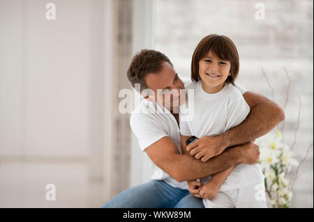 Portrait von Vater und Sohn zu Hause. Stockfoto