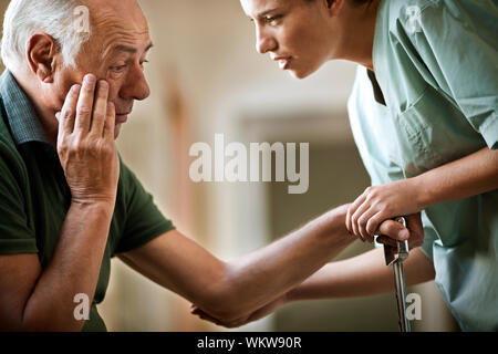 Ältere Menschen, die schlechten Nachrichten von einer Krankenschwester. Stockfoto