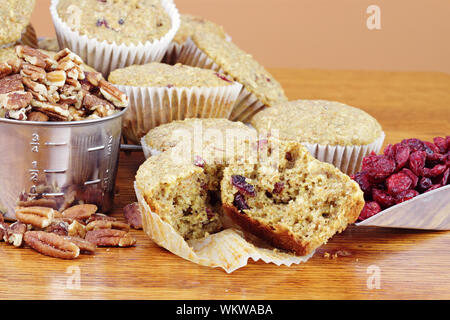 Haferflocken-Cranberry-Muffins mit getrockneten Cranberries, Haferflocken, Vollkornmehl, Pekannüsse und getrocknete Cranberries gemacht. Stockfoto