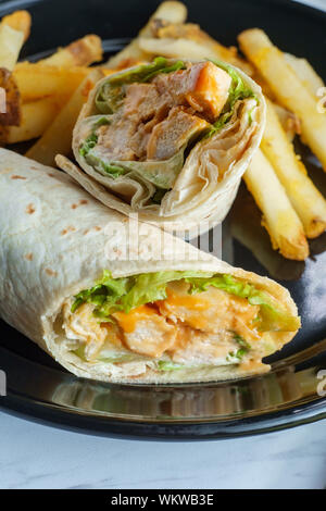 Gegrillte Buffalo Chicken sandwich Wrap mit Römersalat bleu Käse und Pommes Frites