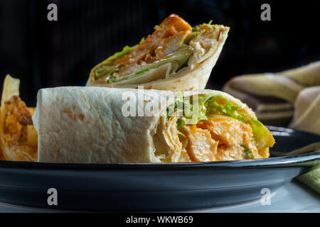 Gegrillte Buffalo Chicken sandwich Wrap mit Römersalat bleu Käse und Pommes Frites