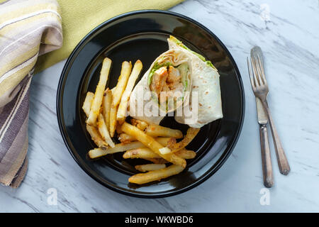 Gegrillte Buffalo Chicken sandwich Wrap mit Römersalat bleu Käse und Pommes Frites Stockfoto