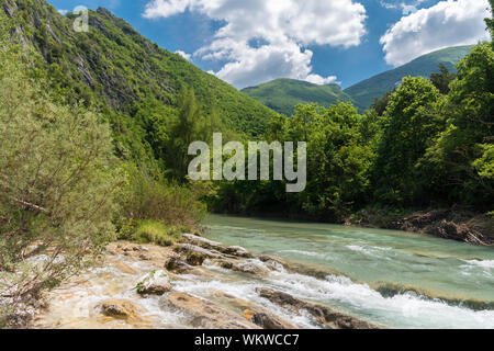 Der Fluss Candigliano in den Hängen des Monte Nerone, in der Nähe von Piobbico (Italien, Provinz Pesaro-Urbino) Stockfoto