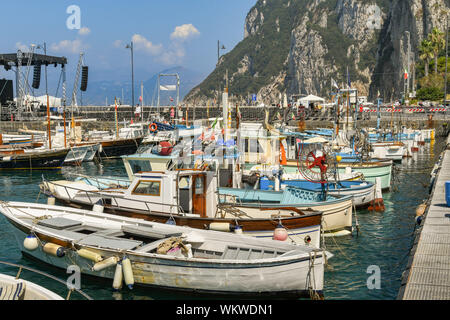 Insel Capri, Italien - AUGUST 2019: Kleine Fischerboote im Hafen auf der Insel Capri gebunden. Stockfoto