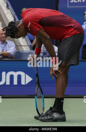 Flushing Meadow, United angegeben. 04 Sep, 2019. Gael Monfils, von Frankreich, reagiert, nachdem ein Schuss von Matteo Berrettini, von Italien, in ihre runde Spiel in Arthur Ashe Stadium an der 2019 US Open Tennis Championships am USTA Billie Jean King National Tennis Center am Mittwoch, 4. September 2019 in New York City. Foto von Ray Stubblebine/UPI Quelle: UPI/Alamy leben Nachrichten Stockfoto