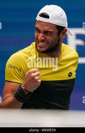 Flushing Meadow, United angegeben. 04 Sep, 2019. Matteo Berrettini, von Italien, reagiert, als ein Schuss von Gael Monfils, von Frankreich, schlug das Net in Ihrer runde Spiel in Arthur Ashe Stadium an der 2019 US Open Tennis Championships am USTA Billie Jean King National Tennis Center am Mittwoch, 4. September 2019 in New York City. Foto von Ray Stubblebine/UPI Quelle: UPI/Alamy leben Nachrichten Stockfoto