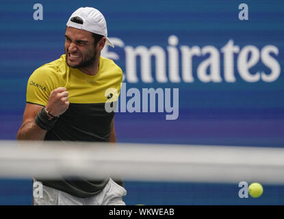 Flushing Meadow, United angegeben. 04 Sep, 2019. Matteo Berrettini, von Italien, reagiert, als ein Schuss von Gael Monfils, von Frankreich, schlägt die Net in Ihrer runde Spiel in Arthur Ashe Stadium an der 2019 US Open Tennis Championships am USTA Billie Jean King National Tennis Center am Mittwoch, 4. September 2019 in New York City. Foto von Ray Stubblebine/UPI Quelle: UPI/Alamy leben Nachrichten Stockfoto
