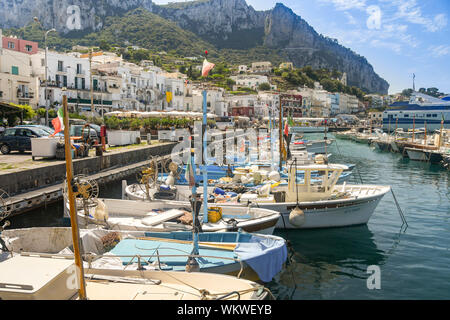 Insel Capri, Italien - AUGUST 2019: Kleine Fischerboote im Hafen auf der Insel Capri gebunden. Stockfoto