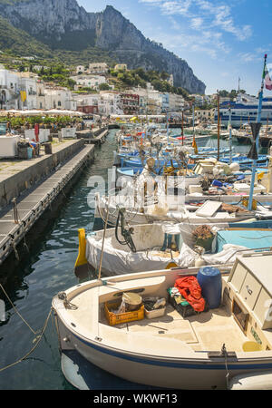 Insel Capri, Italien - AUGUST 2019: Kleine Fischerboote im Hafen auf der Insel Capri gebunden. Frischer Fisch ist beliebt in Restaurants Stockfoto