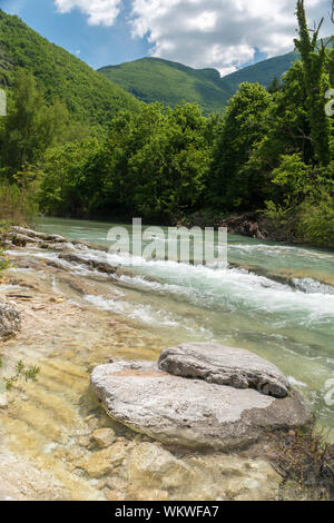 Der Fluss Candigliano in den Hängen des Monte Nerone, in der Nähe von Piobbico (Italien, Provinz Pesaro-Urbino) Stockfoto