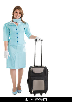 Portrait von stewardess in der blauen Uniform mit ihrer Tasche auf weißem Hintergrund Stockfoto
