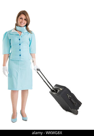 Portrait von stewardess in der blauen Uniform mit ihrer Tasche auf weißem Hintergrund Stockfoto