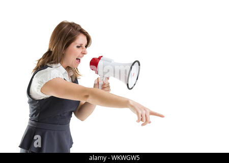 Junge Frau in Megaphon riefen, als Sie über weißen Hintergrund Punkte Stockfoto
