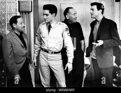 ELVIS PRESLEY und Produzent HAL WALLIS filmen G.I. BLUES 1960 mit am Set Besucher Tennessee Williams und Laurence Harvey Hal Wallis Produktionen/Paramount Pictures Stockfoto