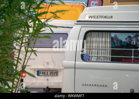 Normale camper Vor dem Weltrekord in voller Größe VW Wohnmobil aus Lego, an der Messe in München Stockfoto