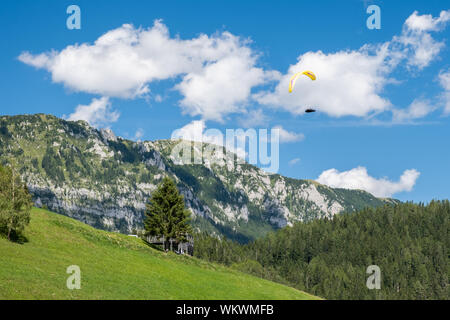 Gleitschirm in die Berge fliegen, alpine Landschaft in Slowenien Stockfoto