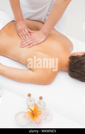 Hohe Betrachtungswinkel und einer attraktiven jungen Frau empfangen zurück Massage im Spa Center Stockfoto