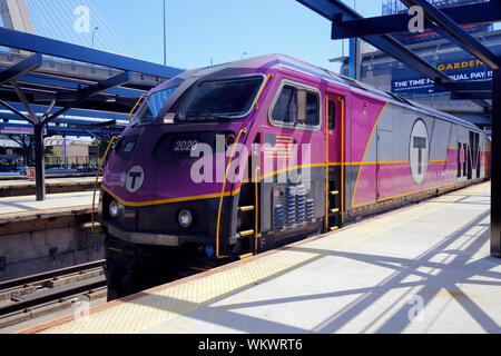 Ein Massachusetts Bay Transportation Authority (MBTA) Pendlerzug 2020 an der North Station, Boston, MA Stockfoto