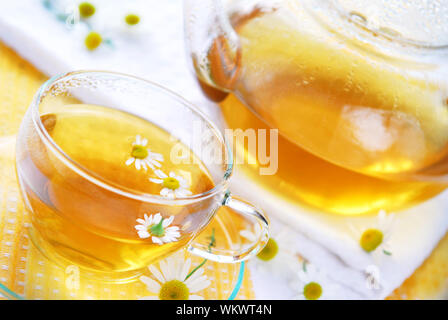 Teetasse und Teekanne mit pflanzlichen beruhigende Kamillentee Stockfoto