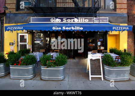 [Historisches Schaufenster] Sorbillo Pizzeria, 334 Bowery, New York, NY. Außenansicht einer Pizzeria im neapolitanischen Stil in Nolita Stockfoto