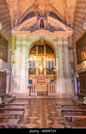 Coimbra, Portugal, 18. Juli 2019: Kapitel Zimmer (Sala tun capitulo) im Kloster von Santa Cruz. National Monument, da die ersten zwei Könige der Por Stockfoto