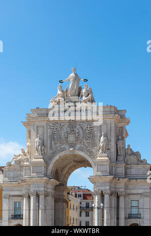 Blick auf den Arc de Triomphe am Praça do Comércio (Handels-Quadrat), in der Stadt Lissabon, Portugal Stockfoto