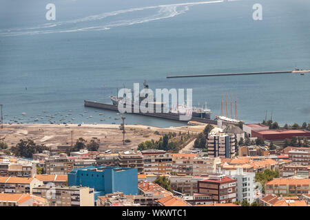 Luftaufnahme Schiffe im Hafen von Almada, Lissabon, Portugal Stockfoto