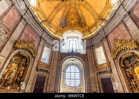 Porto, Portugal, 19. Juli 2019: Blick in das Innere von Clerigos Kirche (Igreja dos Clerigos in Portugiesisch) in Porto, Portugal Stockfoto